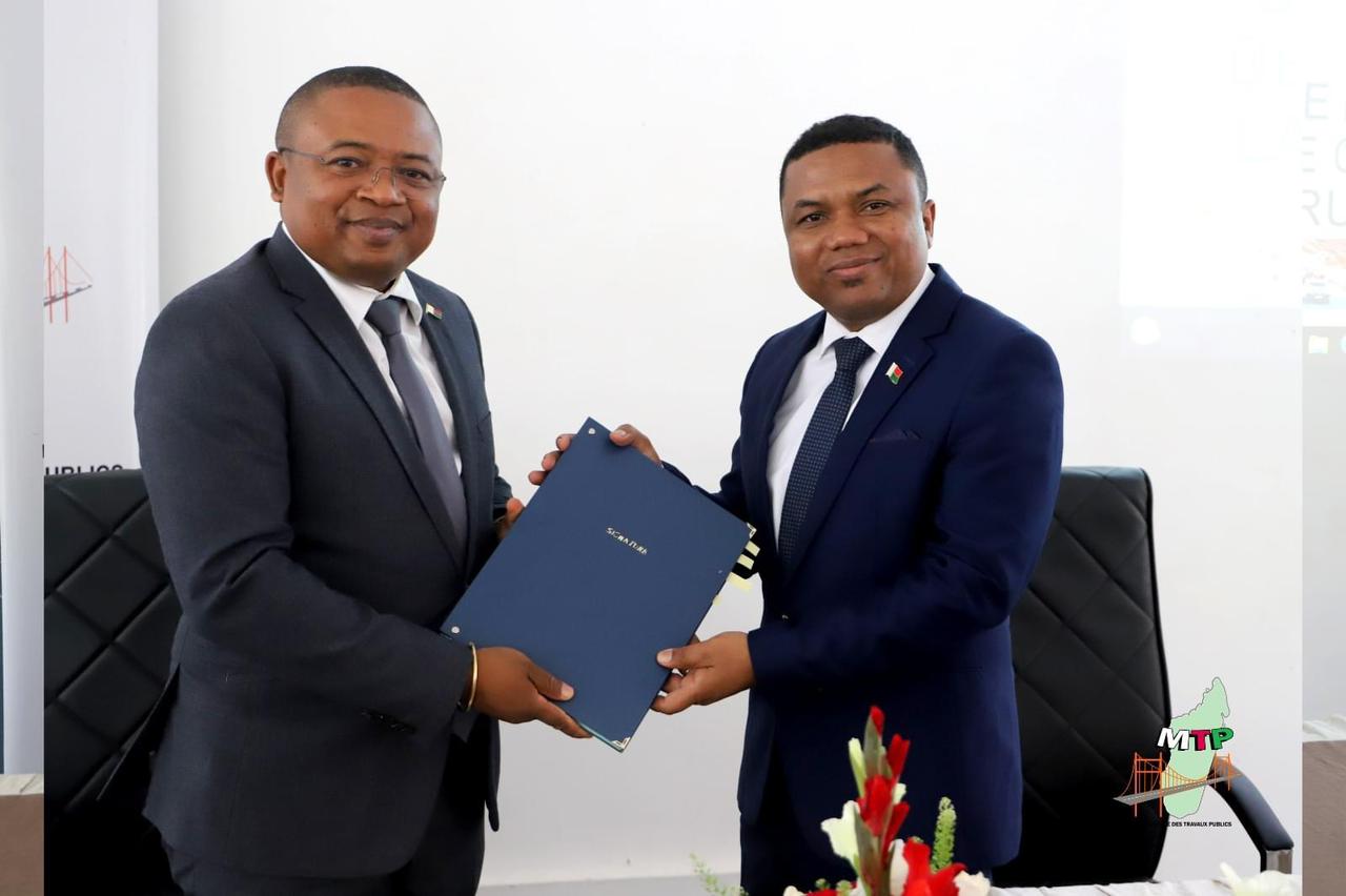CEREMONIE DE SIGNATURE DE LA POLITIQUE INTERNE DE LUTTE CONTRE LA CORRUPTION AU SEIN DU MINISTERE DES TRAVAUX PUBLICS